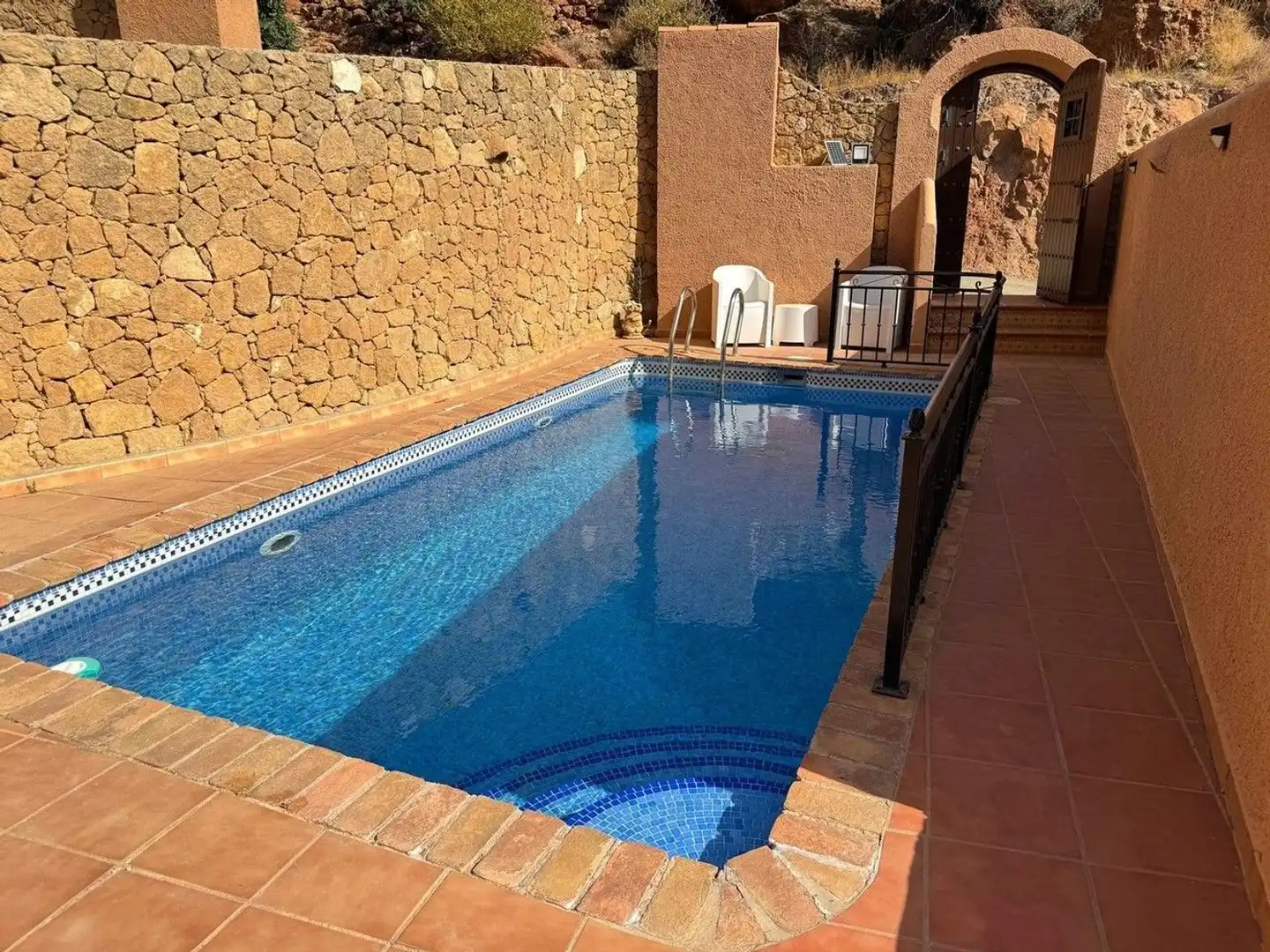 Schwimmbecken von Einfamilien-Reihenhaus zum Verkauf in Turre mit Klimaanlage, Heizung und Terrasse