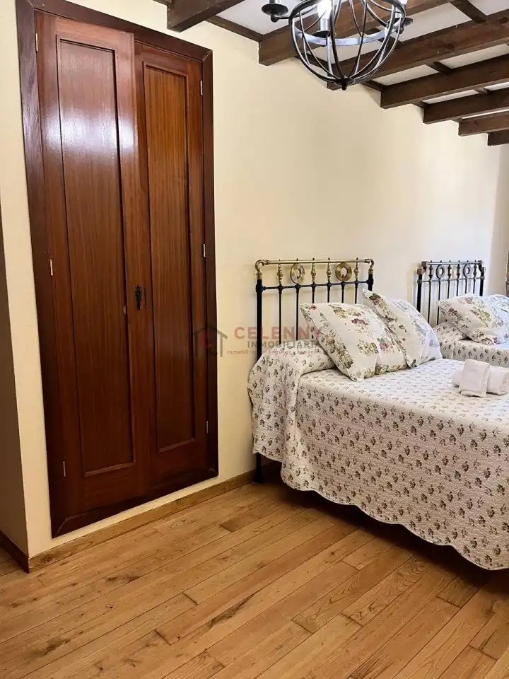 Dormitori de Local en venda en A Pobra de Trives  amb Aire condicionat i Moblat