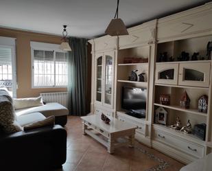Sala d'estar de Casa adosada en venda en Puertollano amb Aire condicionat