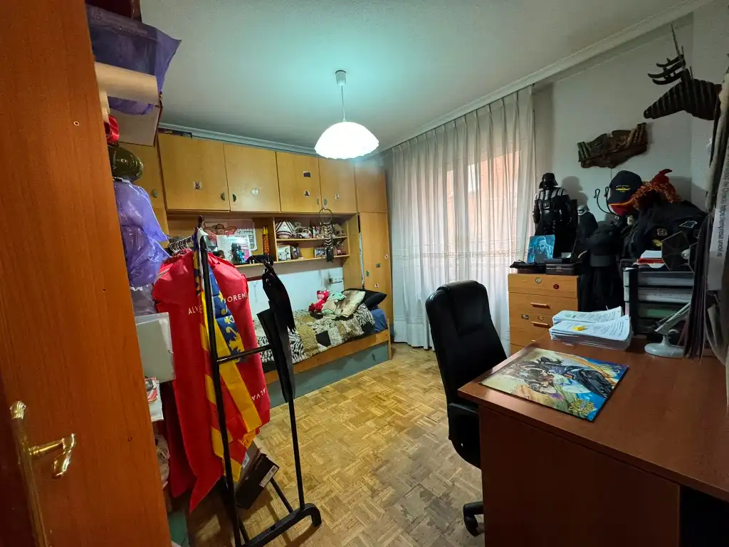 Dormitori de Pis en venda en Gijón  amb Calefacció, Parquet i Traster