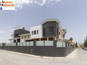 Villa con piscina in vendita a Urbanizacion EL CARMELO