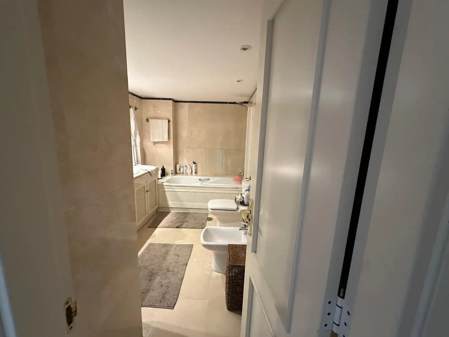 Badezimmer von Maisonette zum Verkauf in Sotogrande mit Klimaanlage, Terrasse und Abstellraum