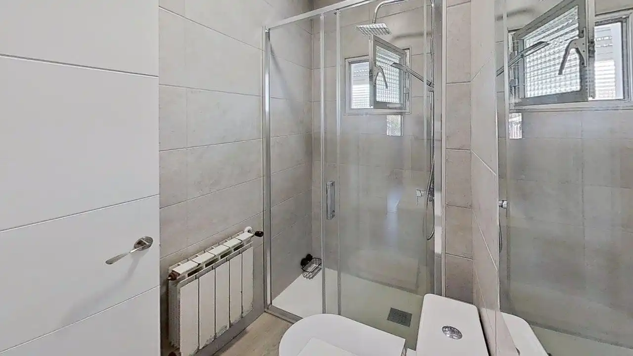 Bany de Pis de lloguer en Madrid amb Aire condicionat i Calefacció