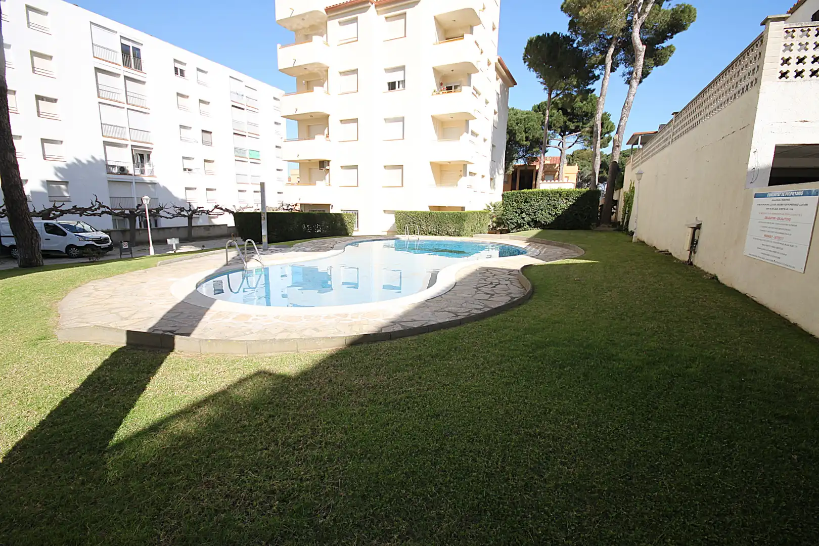 Schwimmbecken von Wohnungen zum Verkauf in L'Escala mit Terrasse, Möbliert und Waschmaschine