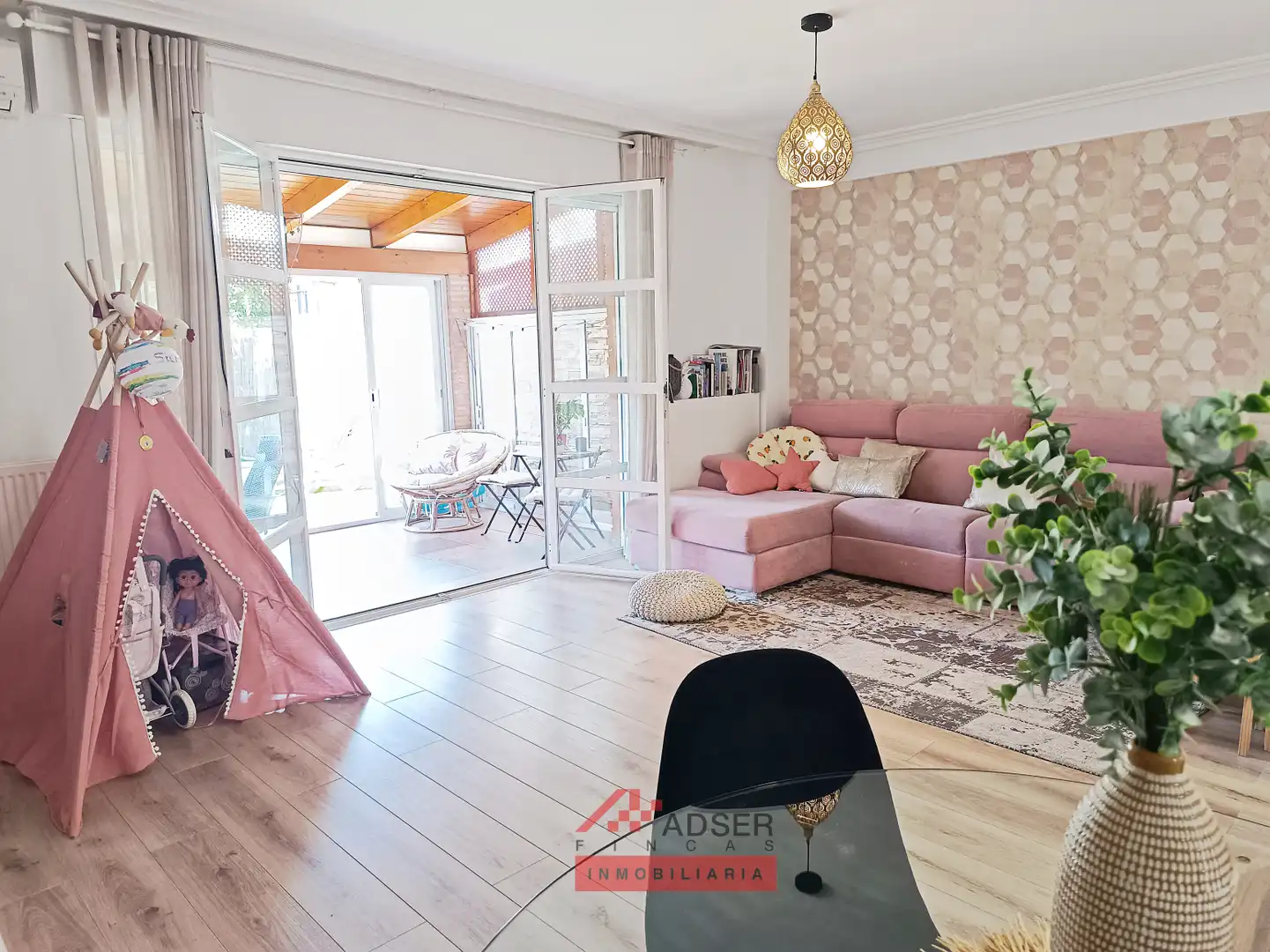 Sala d'estar de Casa adosada en venda en Lardero amb Aire condicionat, Calefacció i Jardí privat