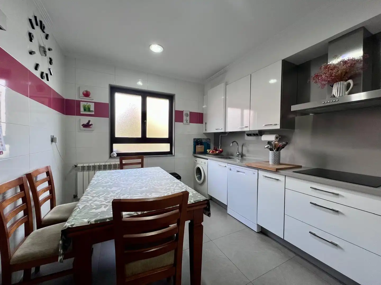 Cuina de Casa o xalet en venda en Oviedo  amb Calefacció i Traster