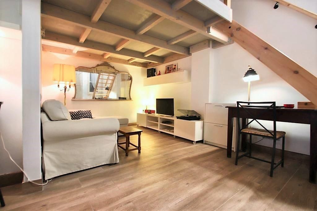 Sala d'estar de Estudi de lloguer en  Barcelona Capital amb Calefacció i Parquet