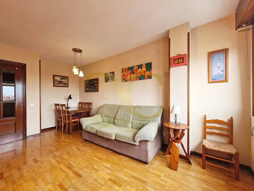 Sala d'estar de Pis en venda en Gijón  amb Calefacció, Terrassa i Moblat