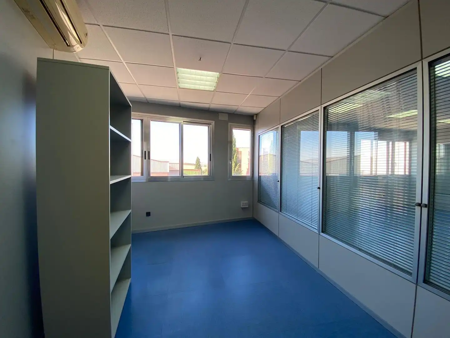 Nave industrial en venta en Torres de la Alameda