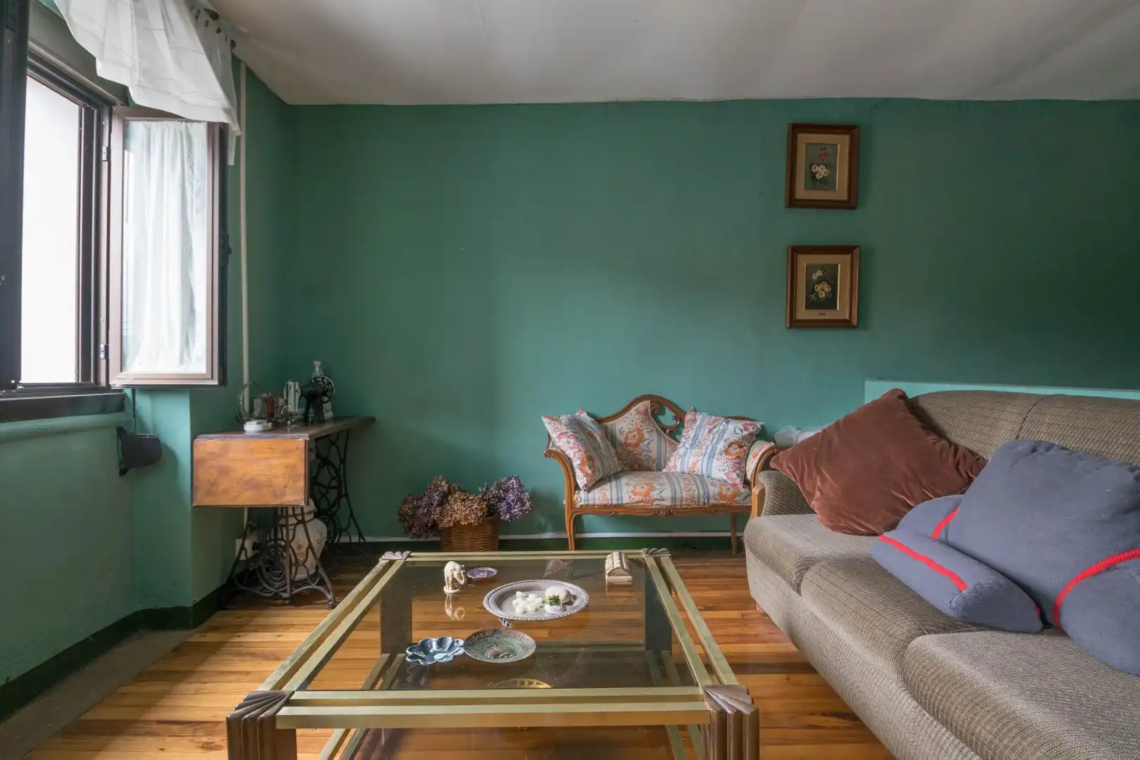 Sala de estar de Casa o chalet en venta en Culleredo con Calefacción, Jardín privado y Parquet