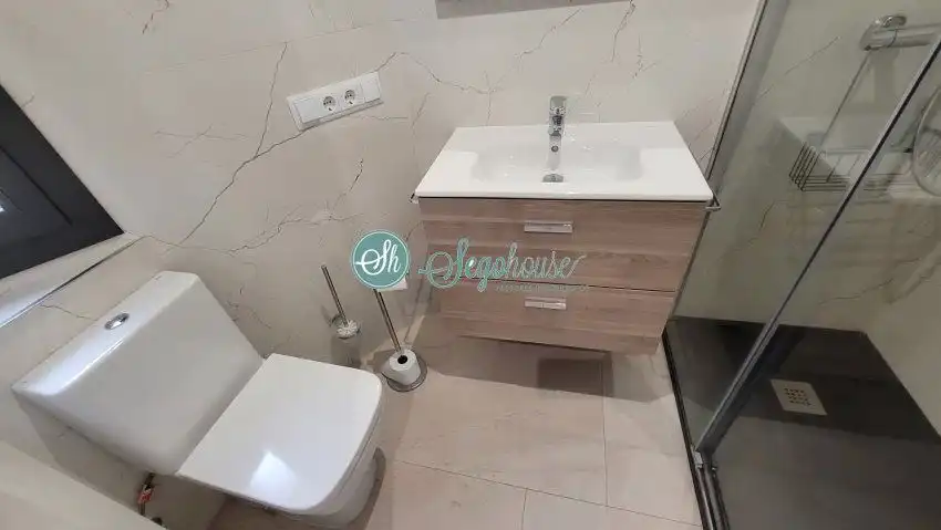 Baño de Piso de alquiler en Segovia con Aire acondicionado, Calefacción y Terraza