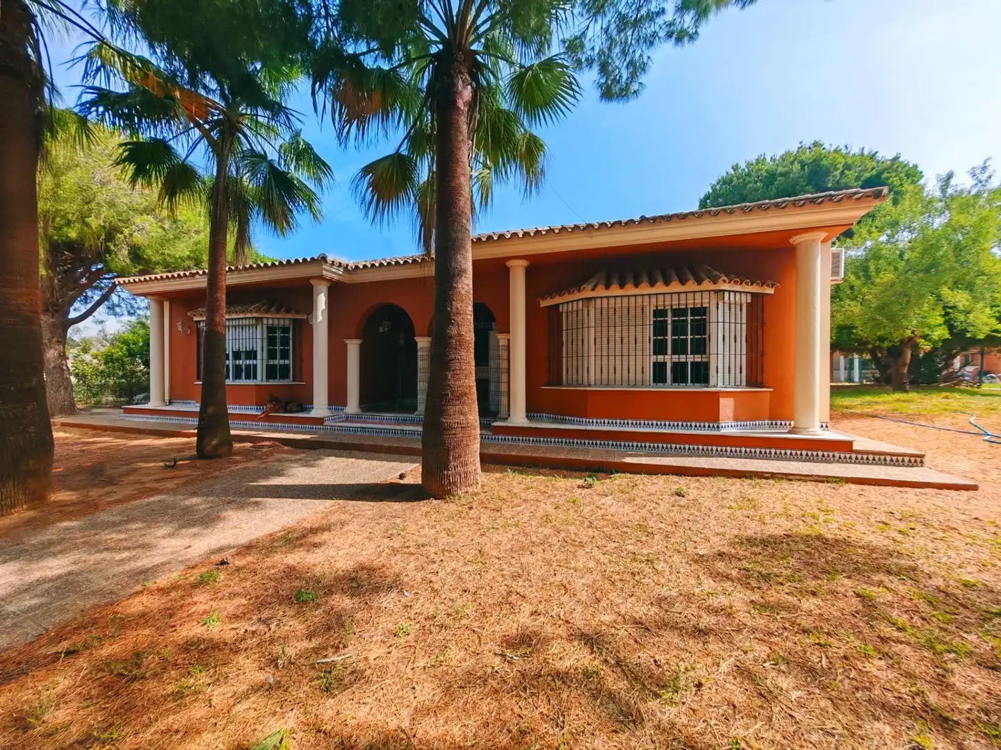 Vista exterior de Casa o xalet en venda en Chiclana de la Frontera amb Aire condicionat, Traster i Piscina