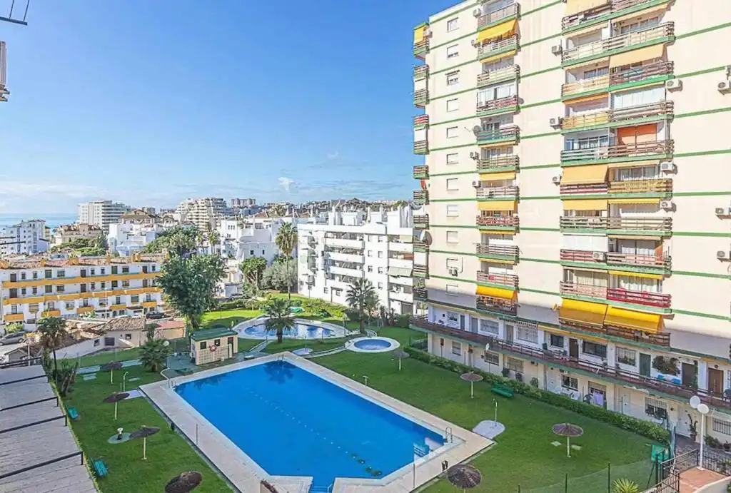 Vista exterior de Estudi en venda en Benalmádena amb Terrassa, Moblat i Piscina comunitària