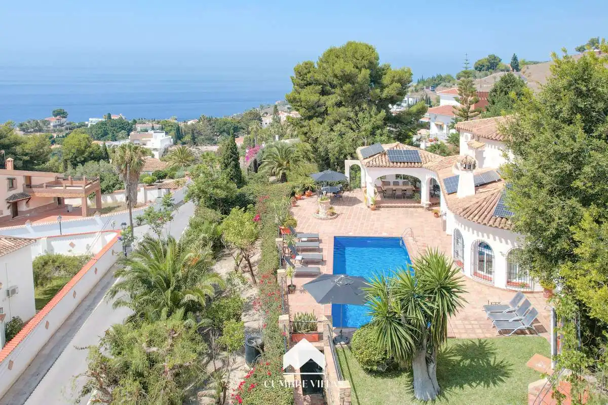 Vista exterior de Casa o xalet en venda en Salobreña amb Jardí privat, Terrassa i Piscina comunitària