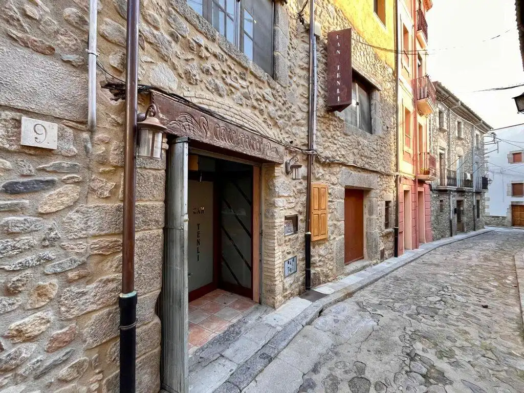 Vista exterior de Casa adosada en venda en Maçanet de Cabrenys amb Aire condicionat, Calefacció i Terrassa