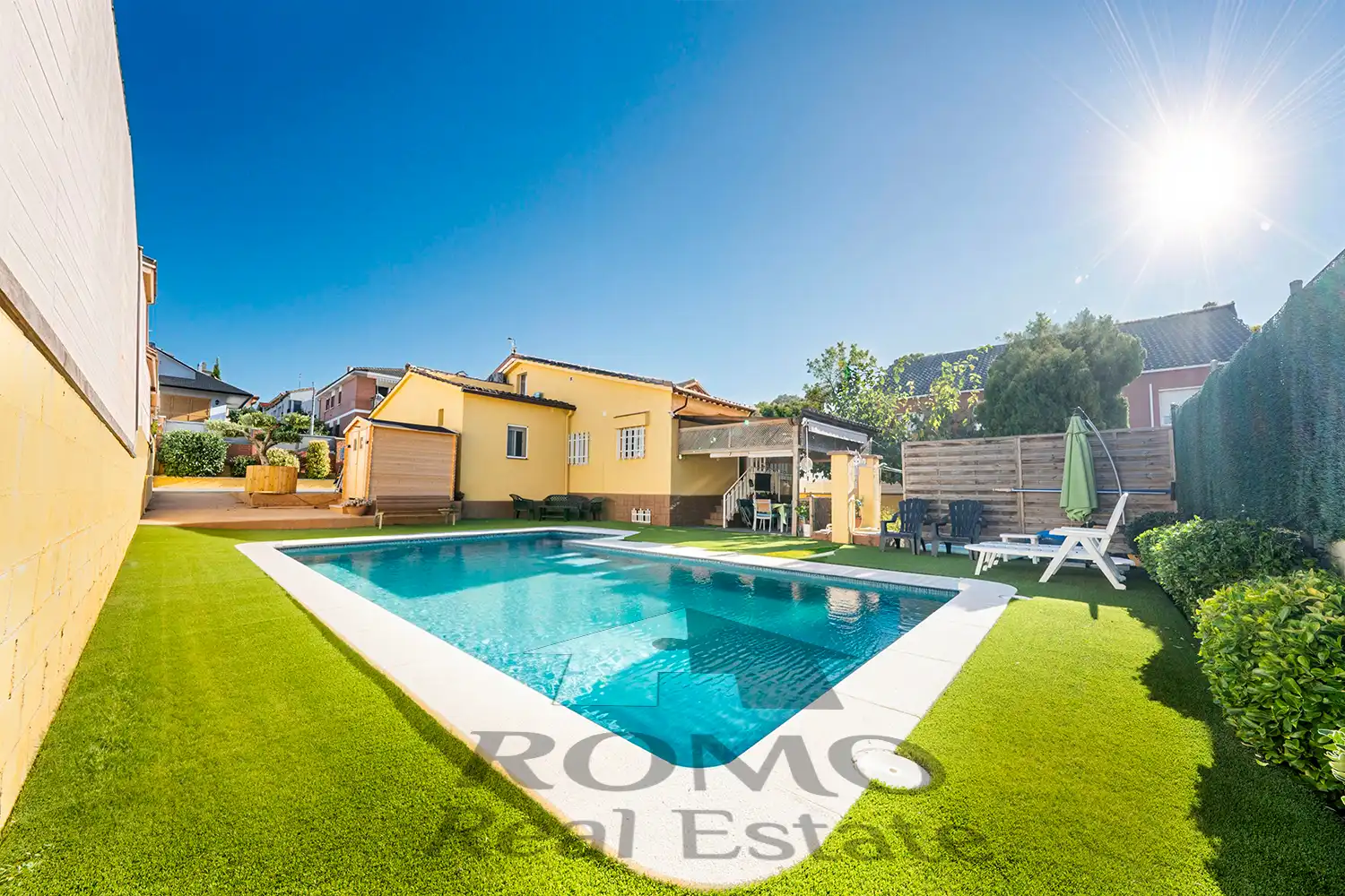 Vista exterior de Casa o xalet en venda en Santa Perpètua de Mogoda amb Calefacció, Jardí privat i Parquet