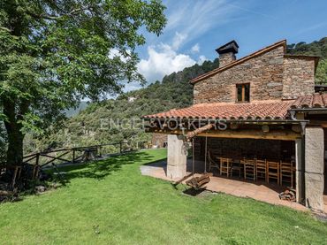 Maison rustique avec piscine à vendre à Fogars de Montclús