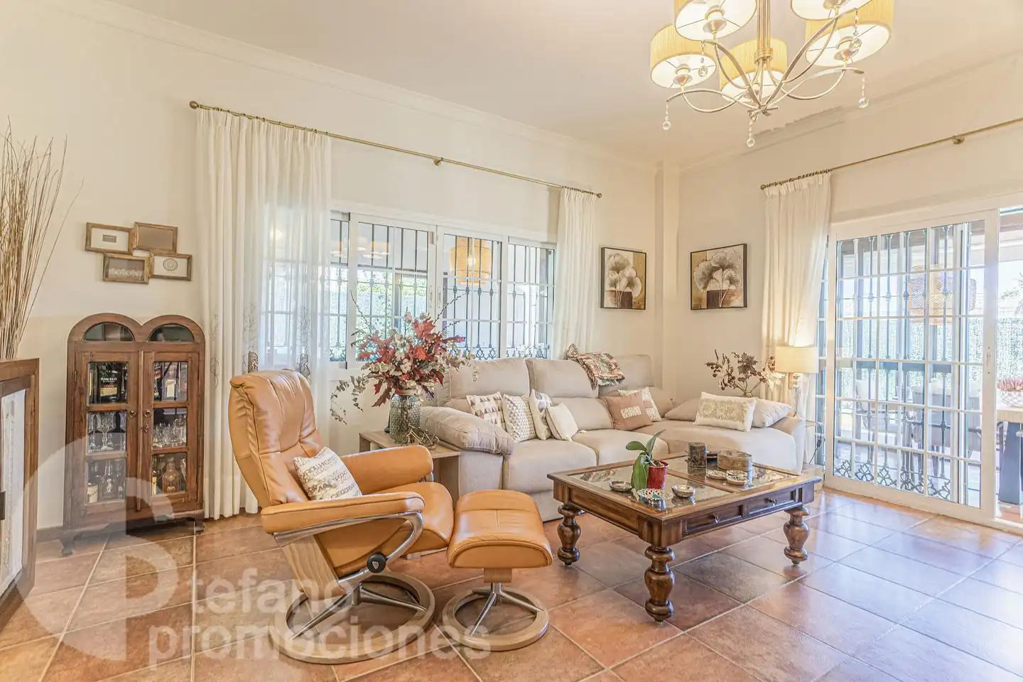 Sala d'estar de Casa o xalet en venda en Málaga amb Aire condicionat, Jardí privat i Terrassa