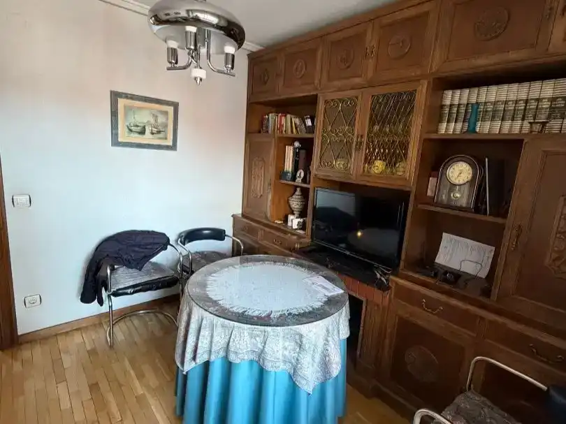 Sala d'estar de Pis en venda en León Capital  amb Parquet i Moblat