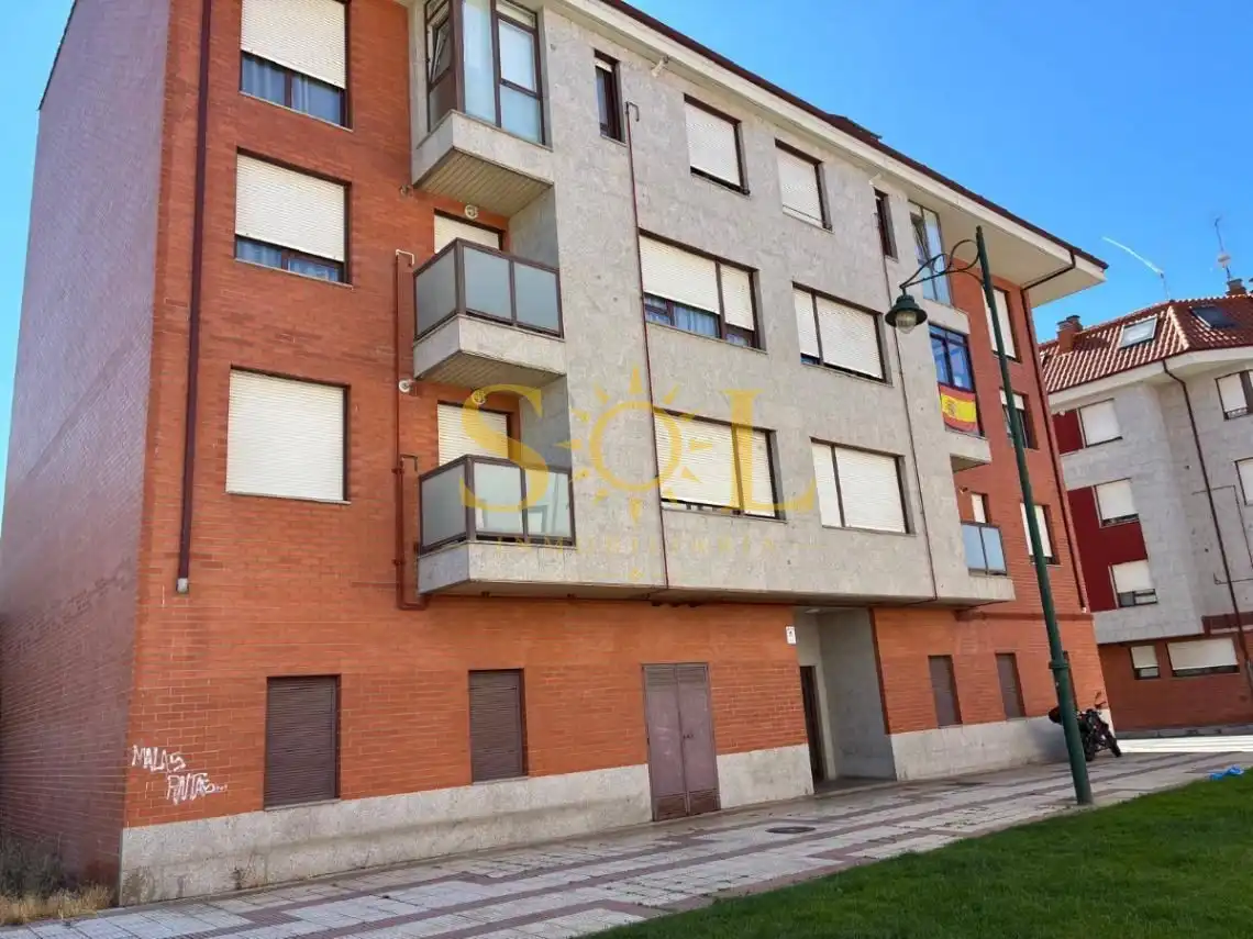 Außenansicht von Dachboden zum Verkauf in León Capital  mit Heizung, Parkett und Möbliert