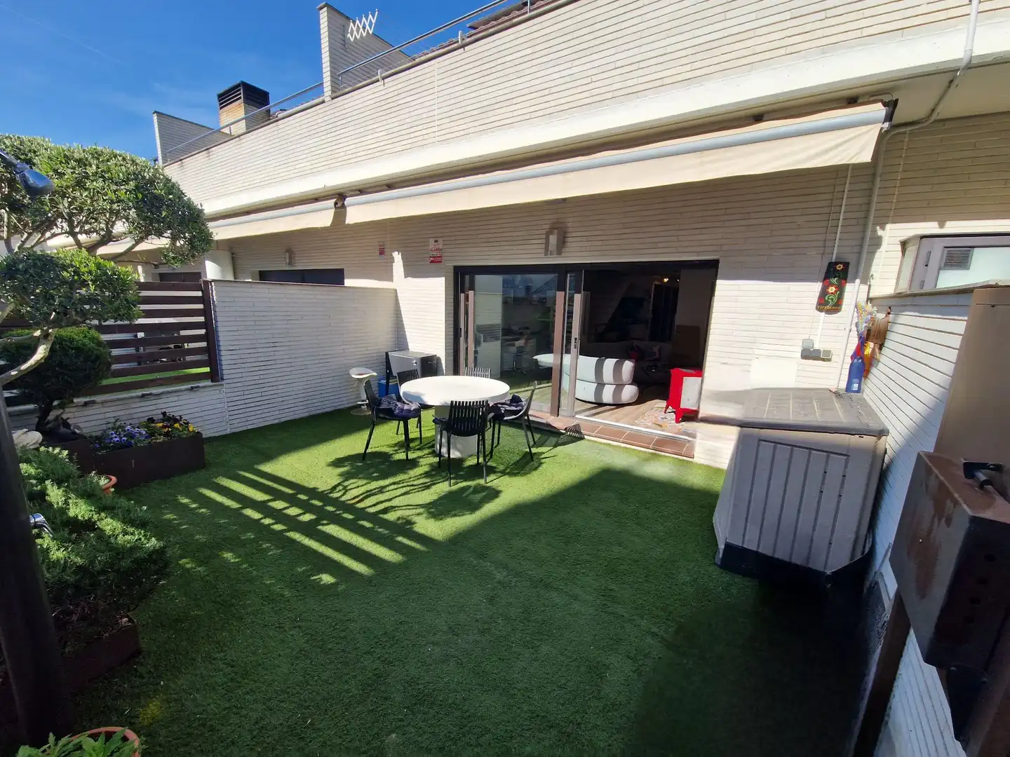 Terrasse von Einfamilien-Reihenhaus zum Verkauf in Dosrius mit Klimaanlage, Heizung und Gemeinschaftspool