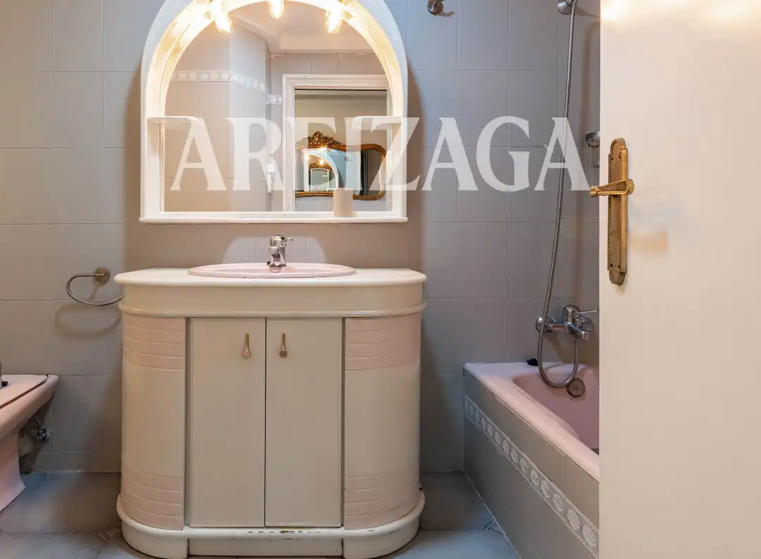 Baño de Piso en venta en Donostia - San Sebastián  con Aire acondicionado, Calefacción y Jardín privado