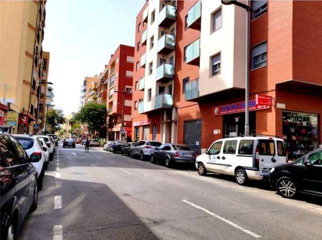 Local comercial en Alquiler en Calle Granada en Barrio Alto - San Félix