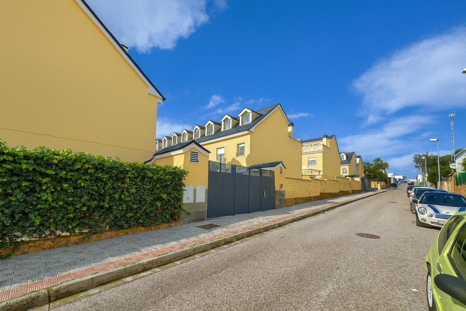 Vista exterior de Casa o xalet en venda en Montequinto amb Aire condicionat, Terrassa i Traster