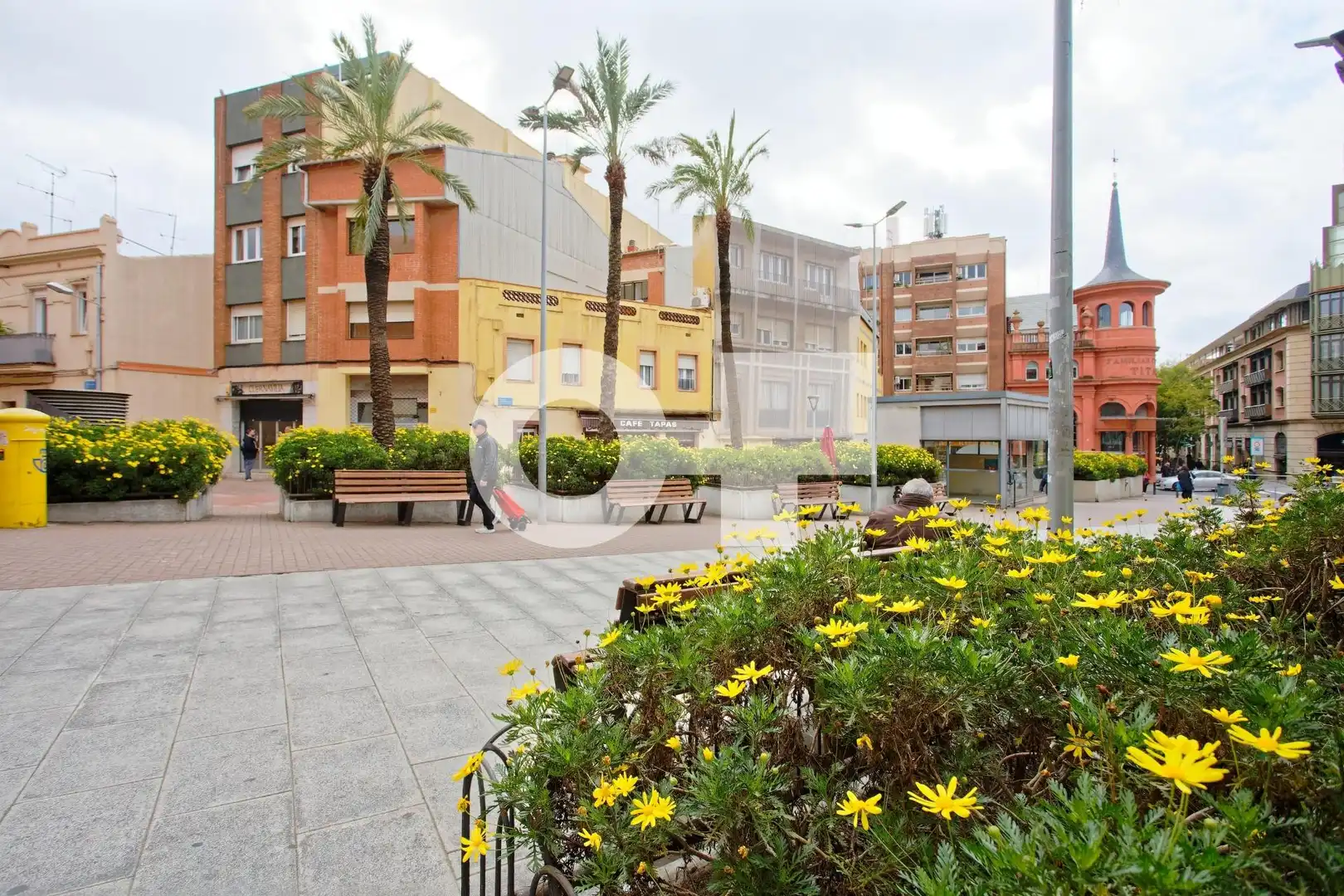 Vista exterior de Piso en venta en Cornellà de Llobregat con Aire acondicionado, Calefacción y Parquet