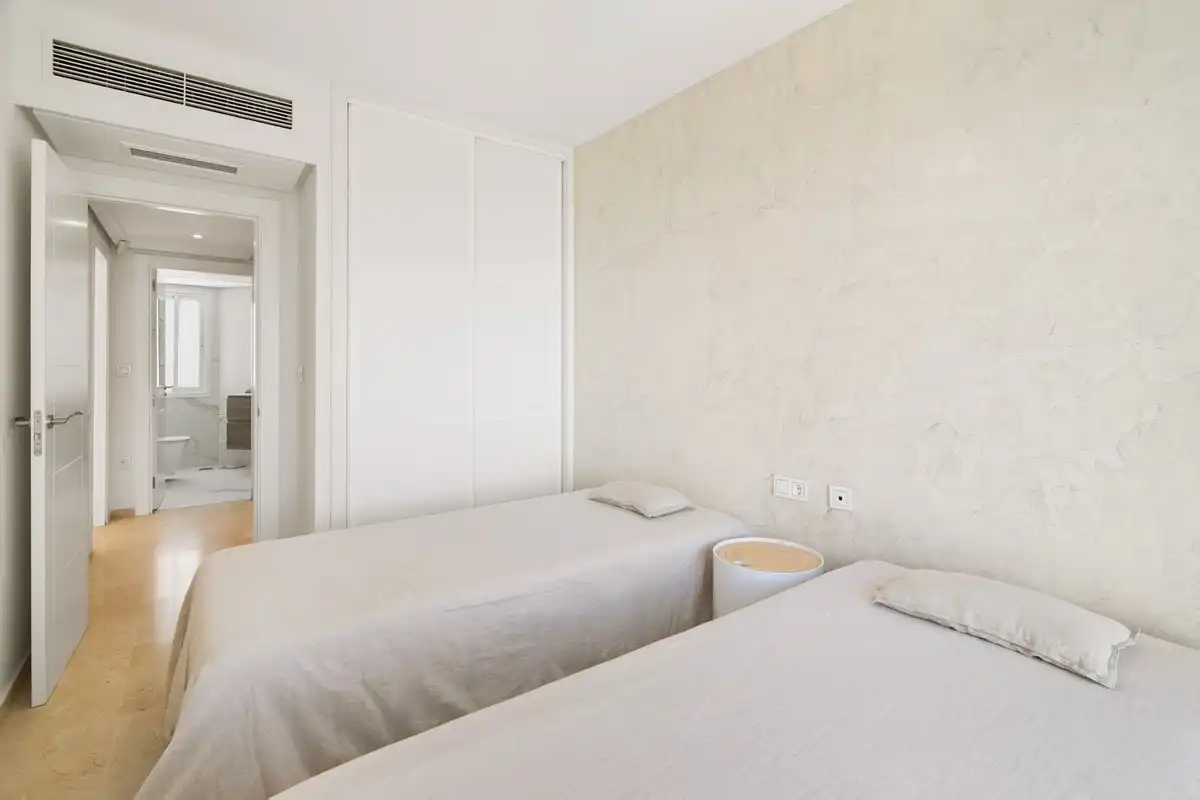 Dormitori de Casa adosada en venda en Marbella amb Aire condicionat, Terrassa i Alarma