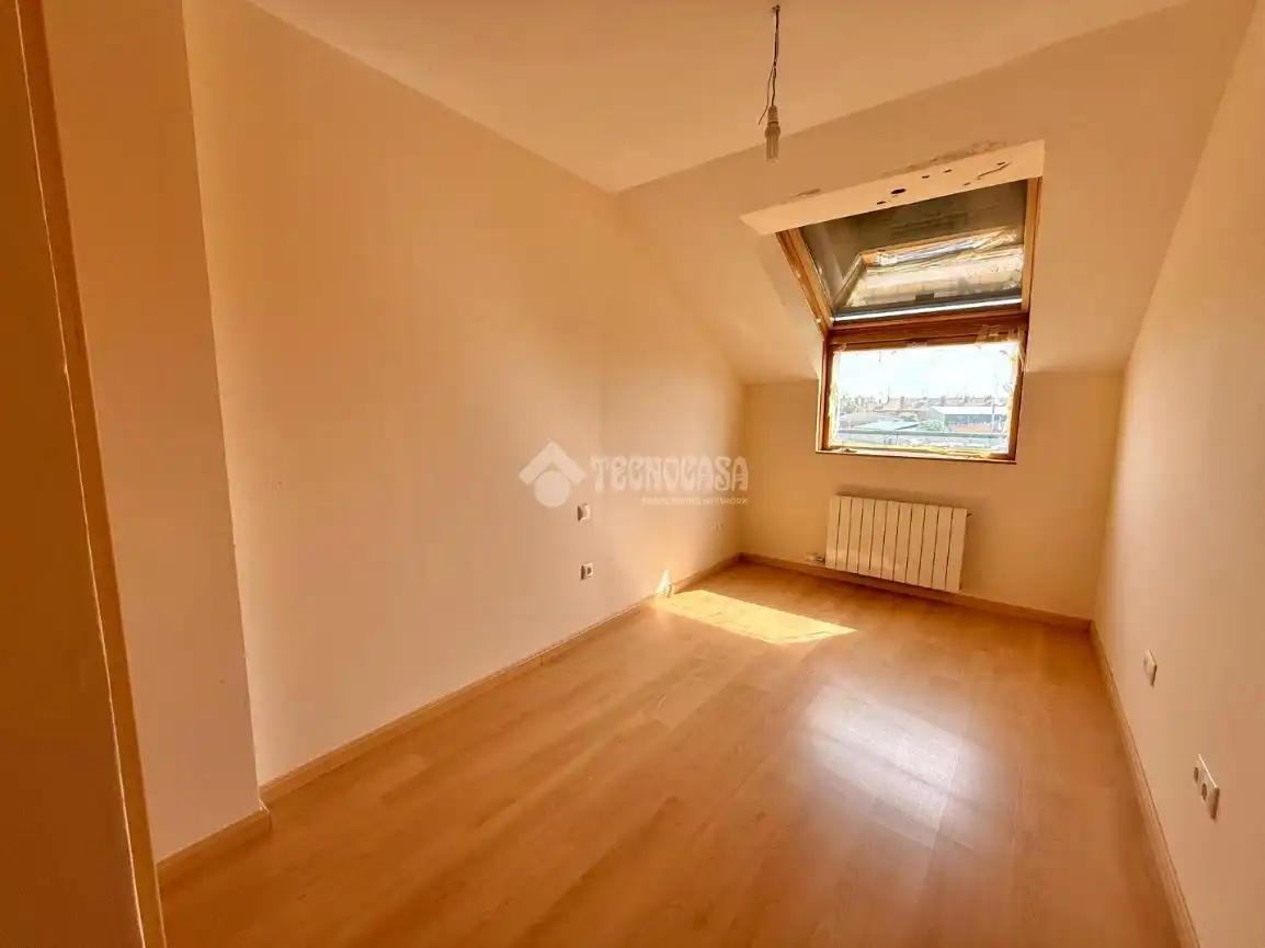 Habitación de Ático en venta en Villanubla con Calefacción, Parquet y Terraza