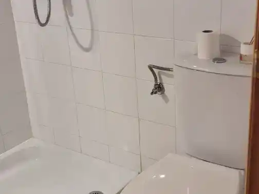 Badezimmer von Wohnung zur Miete in Linares mit Klimaanlage und Balkon