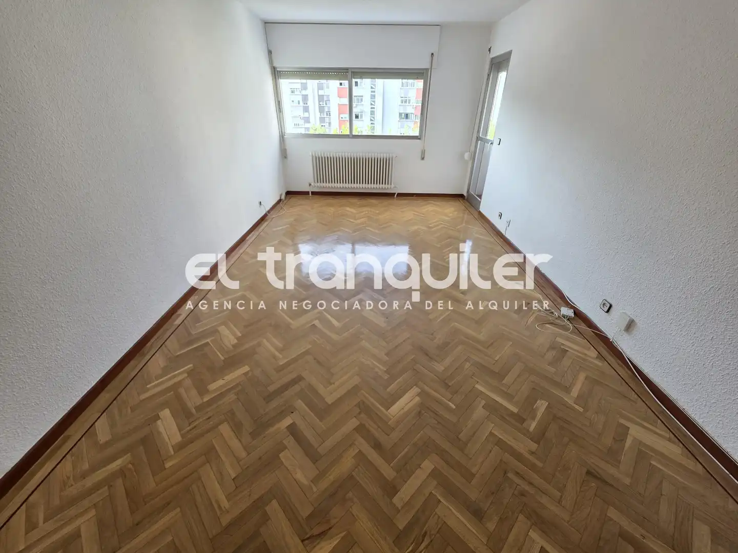Living room of Flat for rent in Madrid  with Parquet flooring, Terrace and Furnished