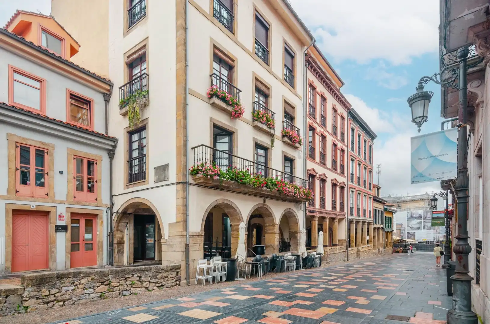 Vista exterior de Local en venta en Avilés