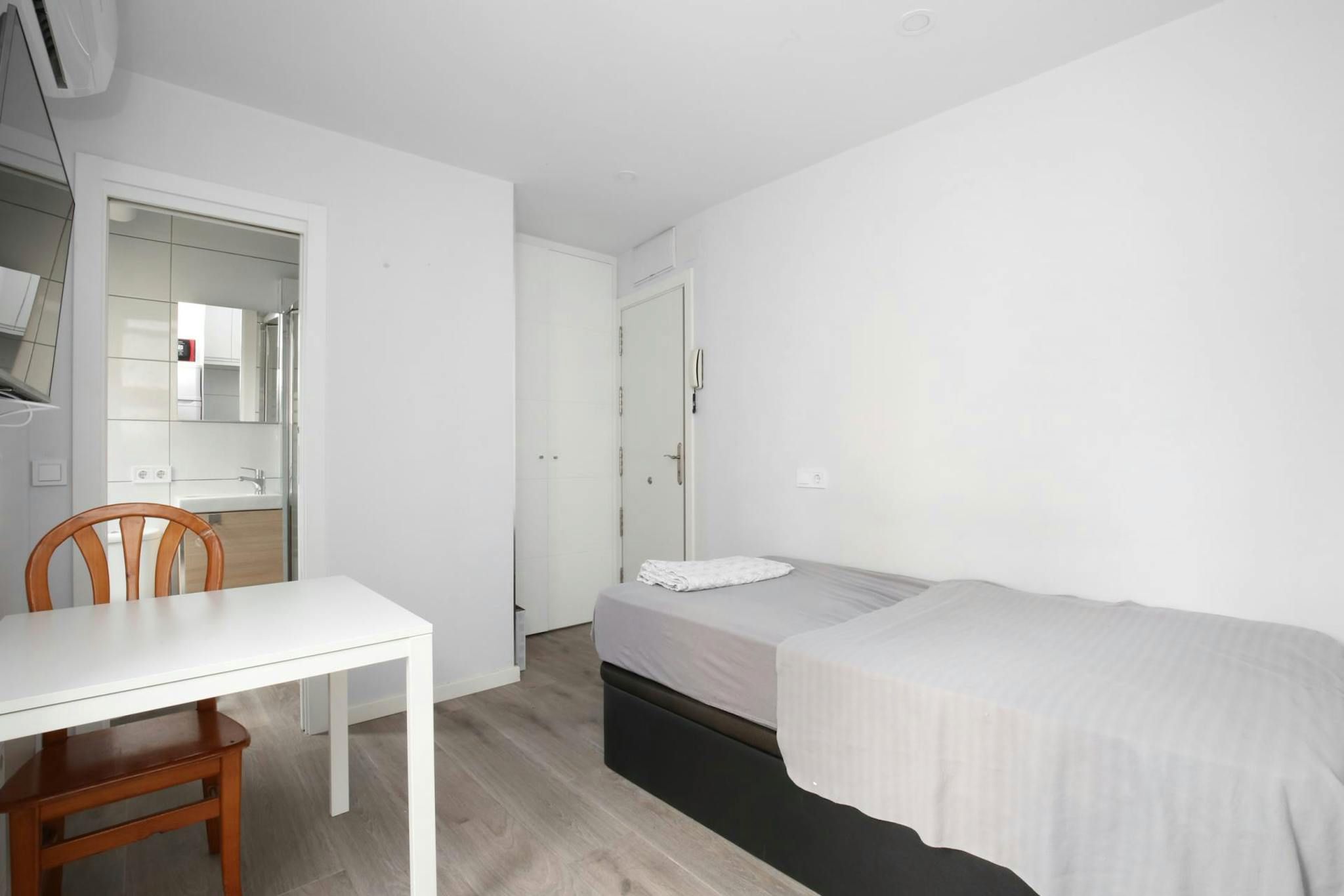 Habitación de Piso de alquiler en  Madrid Capital con Aire acondicionado, Lavadora y TV