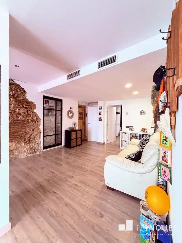 Sala d'estar de Casa o xalet en venda en Castellar del Vallès amb Aire condicionat, Calefacció i Parquet