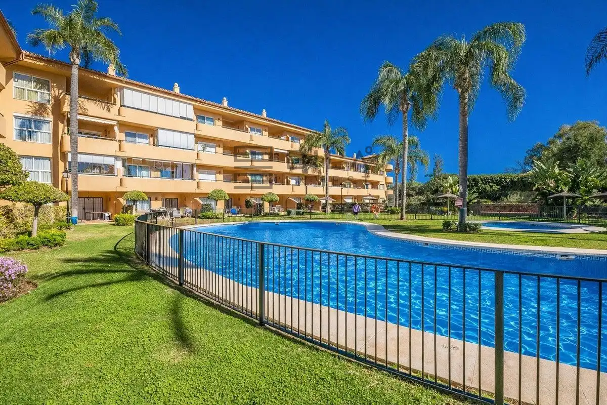 Vista exterior de Pis en venda en Marbella amb Aire condicionat, Terrassa i Piscina