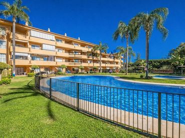 Pis amb piscina en venda a Patios de Santa María Golf