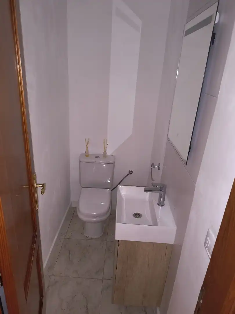 Badezimmer von Einfamilien-Reihenhaus zum Verkauf in Puerto de la Cruz mit Abstellraum, Ofen und Balkon