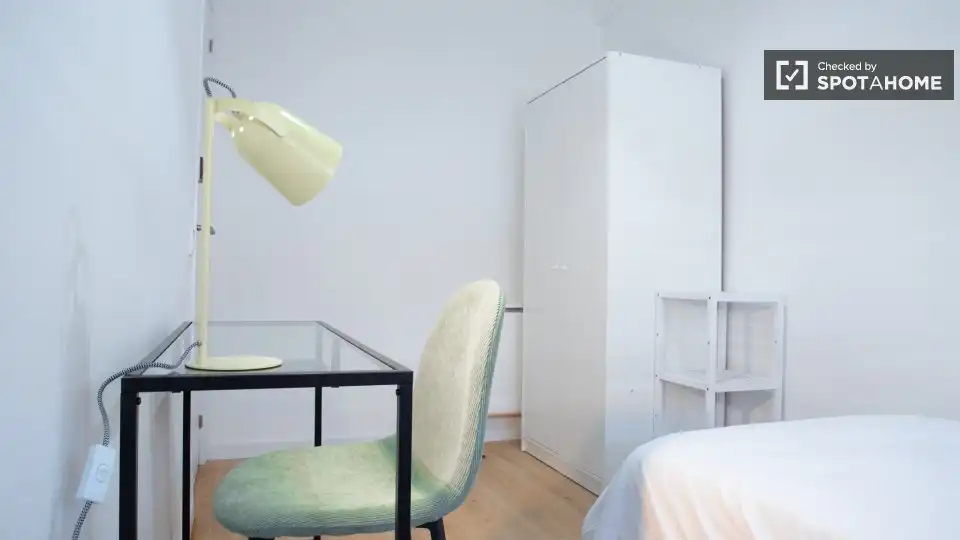 Room in Juan de la Cierva