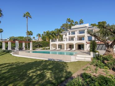 Casa con piscina en venta en Nueva Andalucía