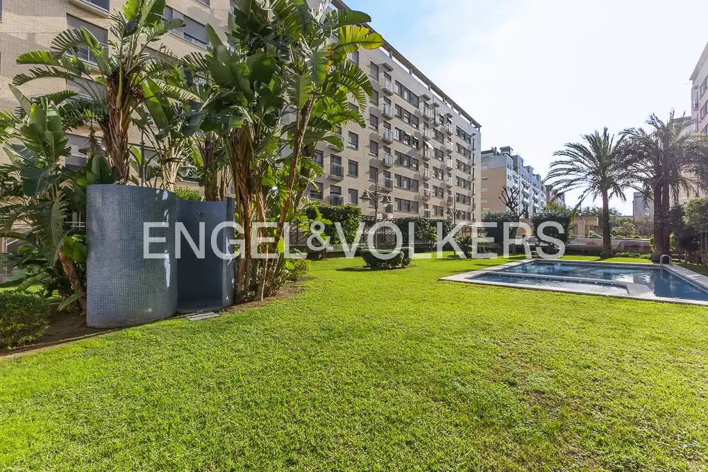 Vista exterior de Ático en venta en Valencia con Aire acondicionado, Calefacción y Jardín privado