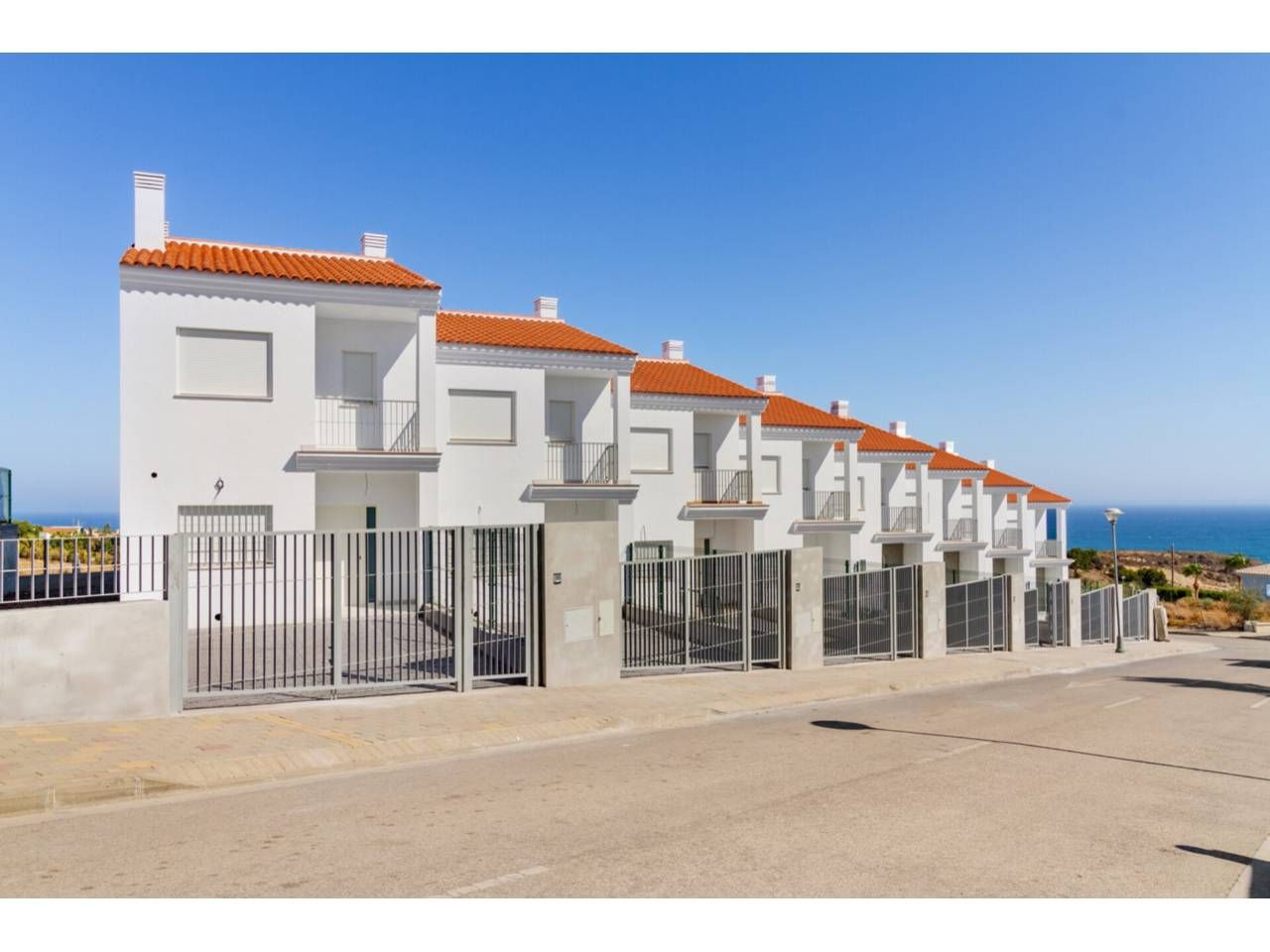 Vista exterior de Casa adosada en venda en Vélez-Málaga amb Terrassa i Piscina comunitària