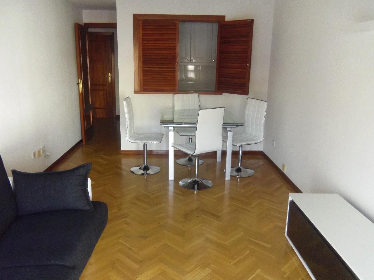 Living room of Flat to rent in  Madrid Capital  with Air Conditioner, Heating and Parquet flooring