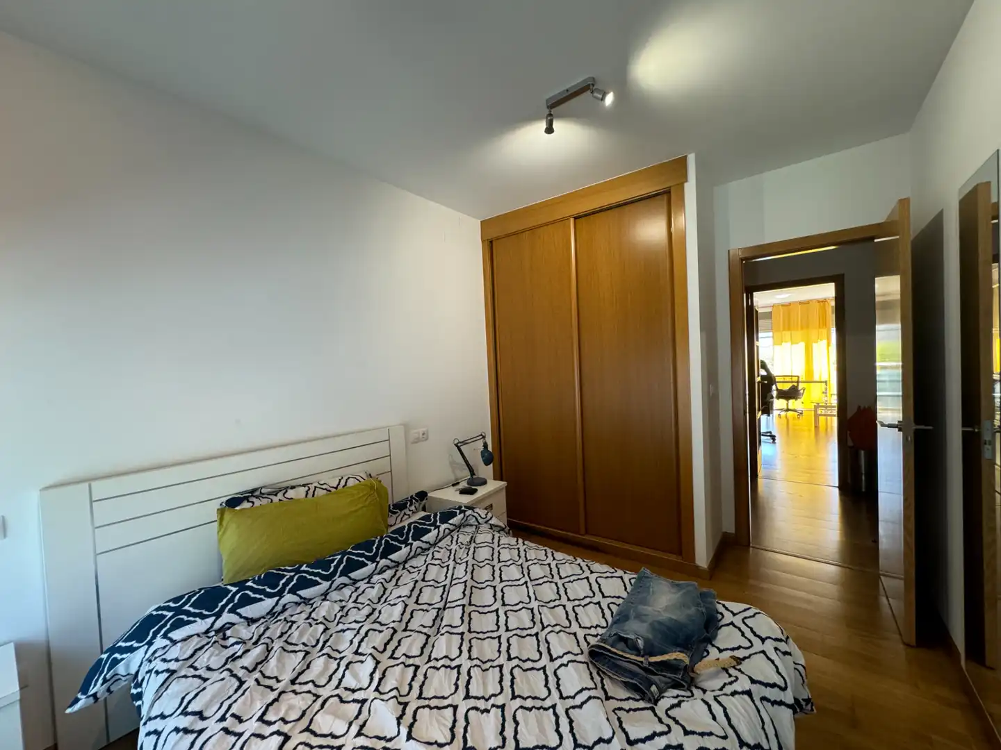 Dormitori de Apartament de lloguer en Santiago de Compostela  amb Calefacció, Traster i Moblat