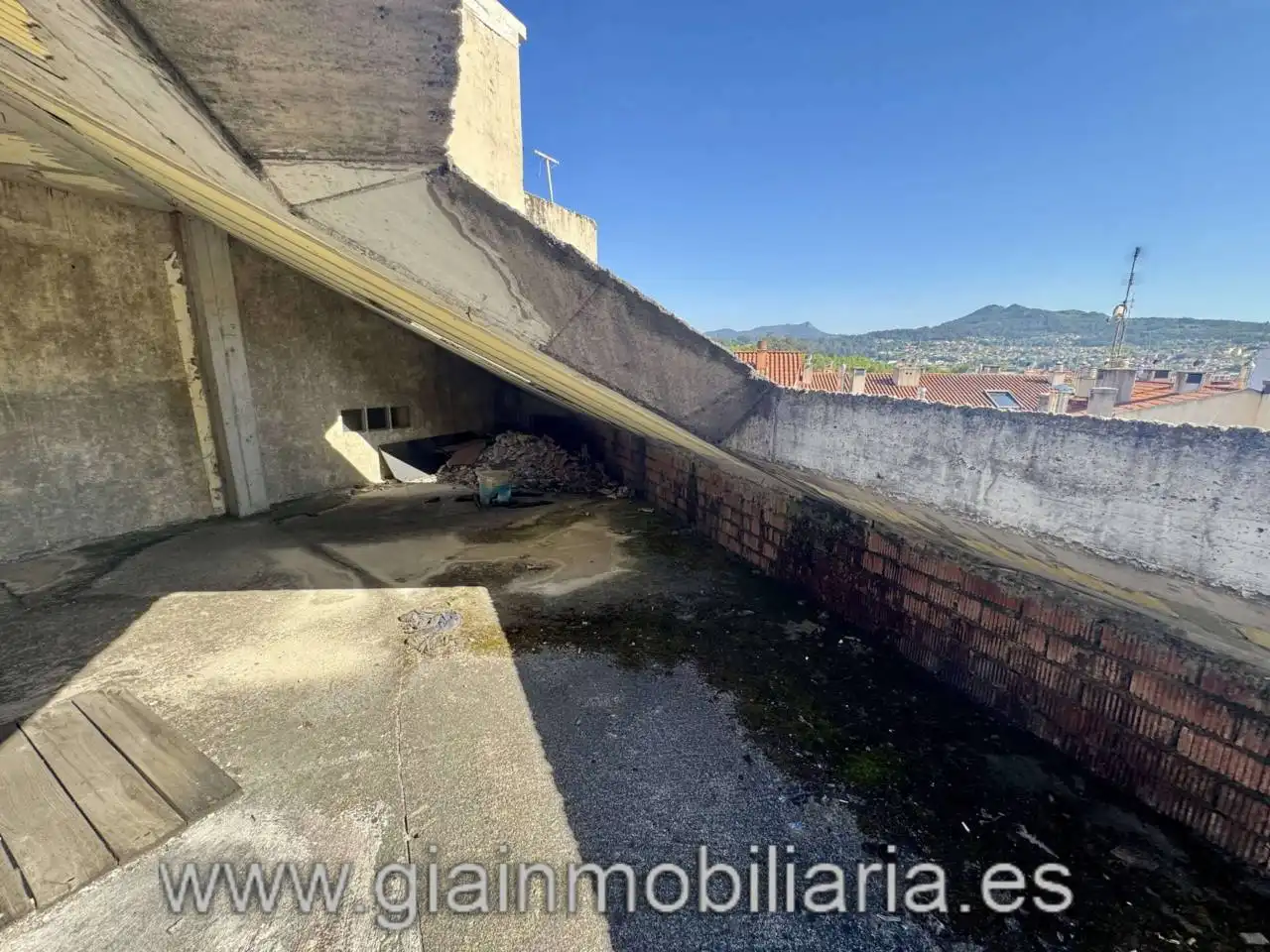 Vista exterior de Edifici en venda en Vigo 