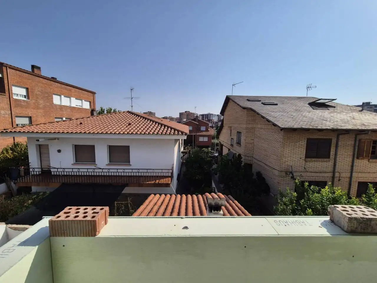 Vista exterior de Ático en venta en Cerdanyola del Vallès con Parquet y Terraza