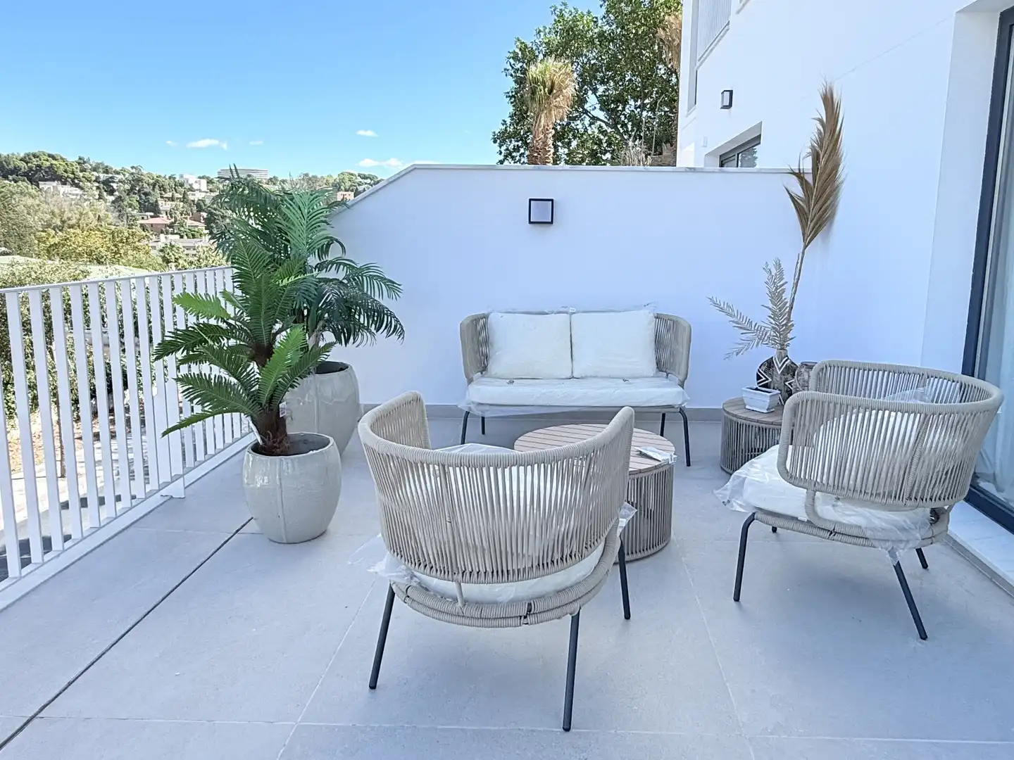 Terrasse von Einfamilien-Reihenhaus zum Verkauf in Málaga mit Privatgarten, Balkon und Gemeinschaftspool