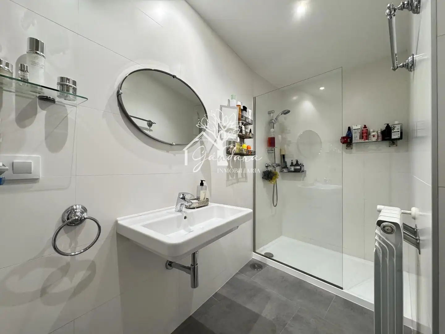 Badezimmer von Wohnung zum Verkauf in Ares mit Heizung, Terrasse und Ofen