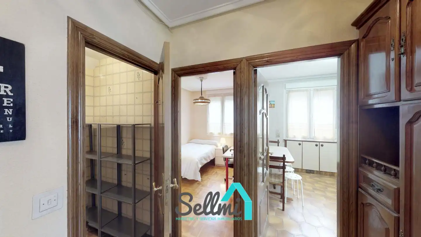 Bedroom of Flat for rent in Oviedo   with Heating, Parquet flooring and Furnished